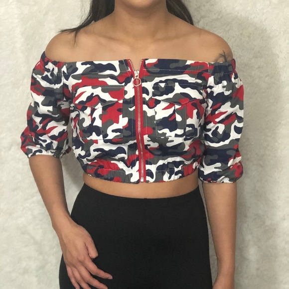 Off the shoulder Red Camo Crop top - Picture 3 of 4